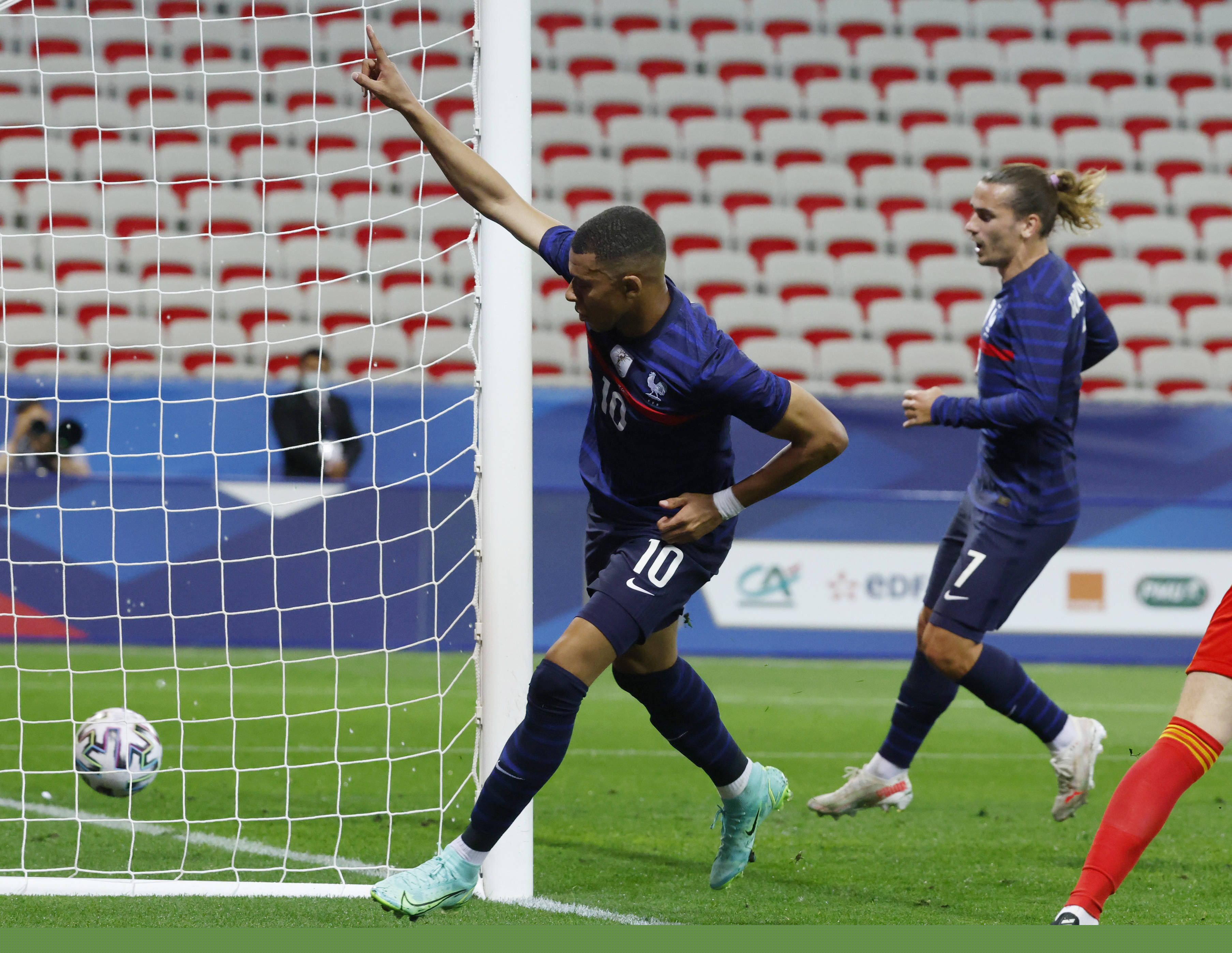 韩鹏：全力以赴完成俱乐部1500分和瓦科夺金靴的目标（韩鹏：为俱乐部1500分与瓦科金靴拼尽全力）