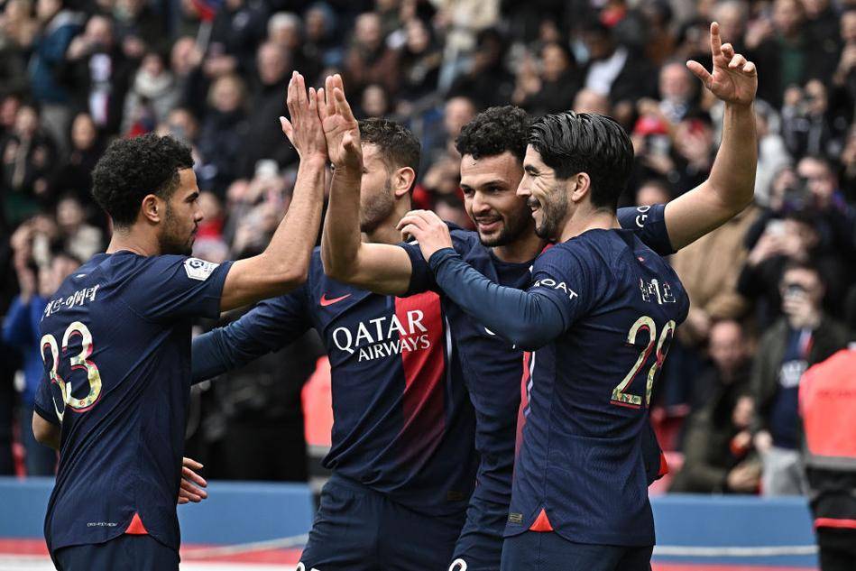 记者：韩鹏仍是泰山主帅，但俱乐部需要找个名义上的“主帅”（记者称韩鹏仍掌泰山帅印，俱乐部或另觅挂名主帅）