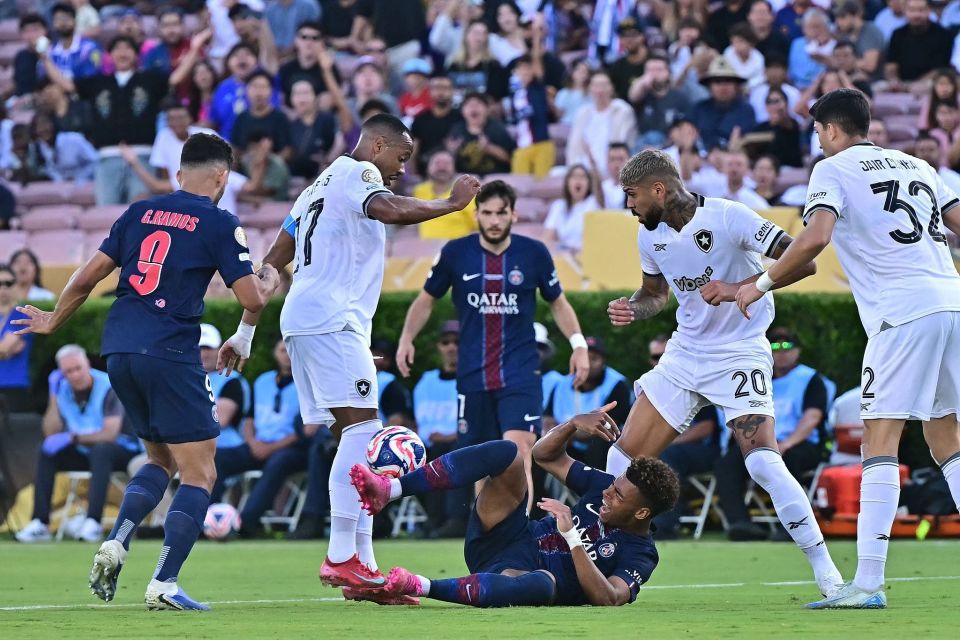 没有技巧全是感情，弗兰克告别演讲深情演唱《月亮代表我的心》（弗兰克告别演讲：不靠技巧，深情献唱《月亮代表我的心）