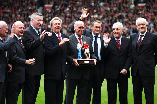 足球欧冠淘汰赛门票秒罄，黄牛翻倍叫价（欧冠淘汰赛门票瞬间售罄，黄牛价翻番）