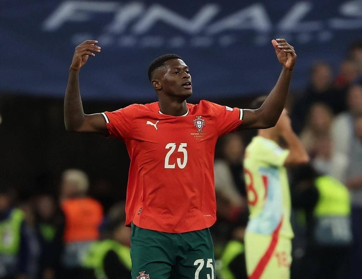 波兰主帅：要帮扎莱夫斯基找回状态；我觉得莱万还没决定未来（波兰主帅：将助扎莱夫斯基找回状态；莱万的未来尚未敲定）