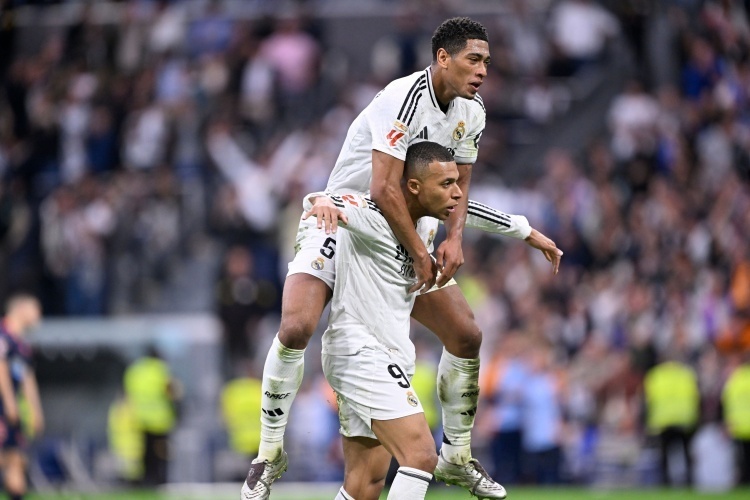 中场核心助攻效率稳居榜首（中场大脑助攻效率稳居第一）