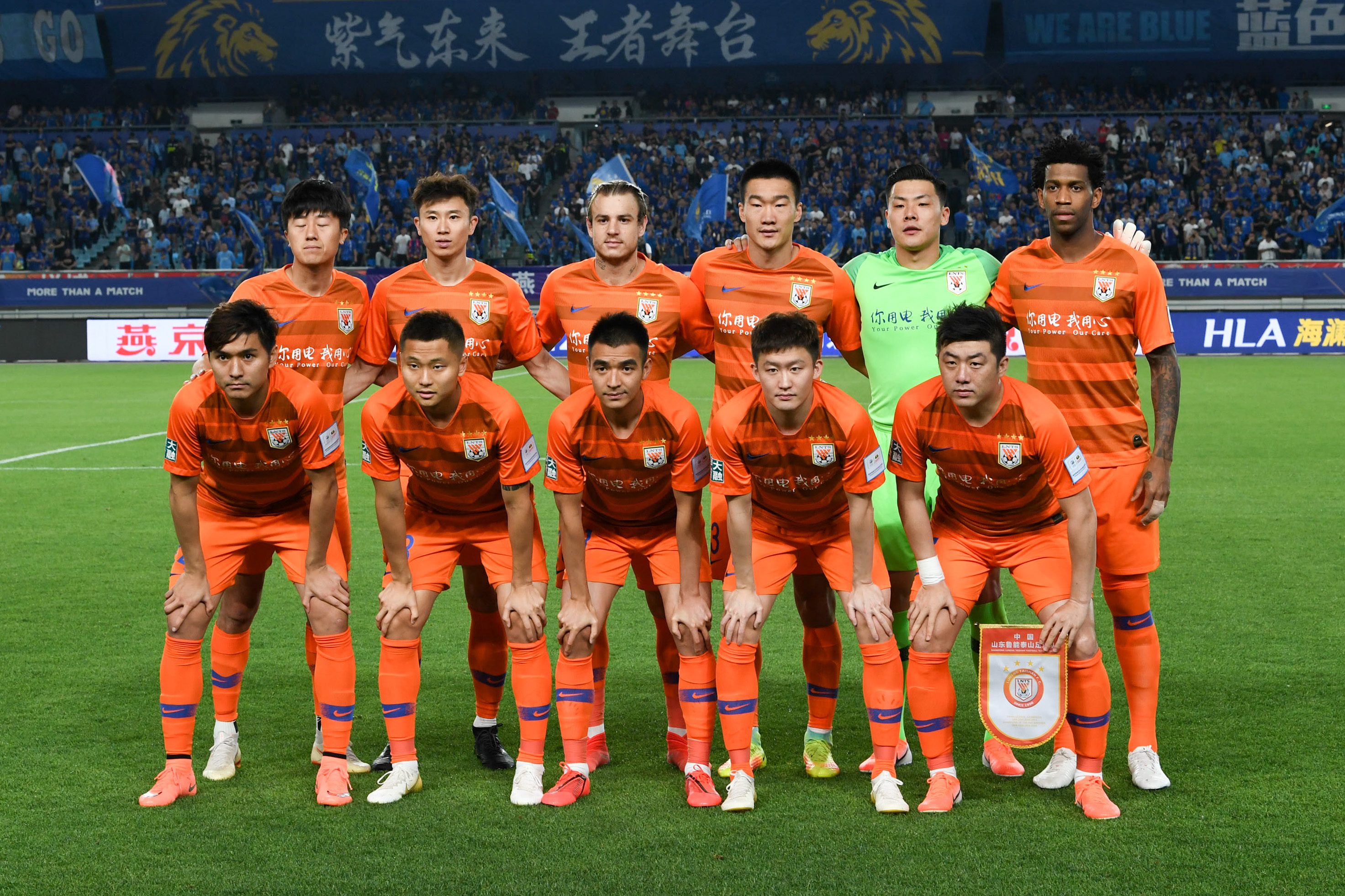 球迷：今天这队真的帅疯了（球迷沸腾：这队今天帅翻天）