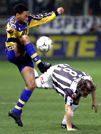 萨尼亚选择内马尔为自己最难对付的对手，廷贝尔选择梅西（萨尼亚称内马尔是其最难缠对手，廷贝尔则选择梅西）